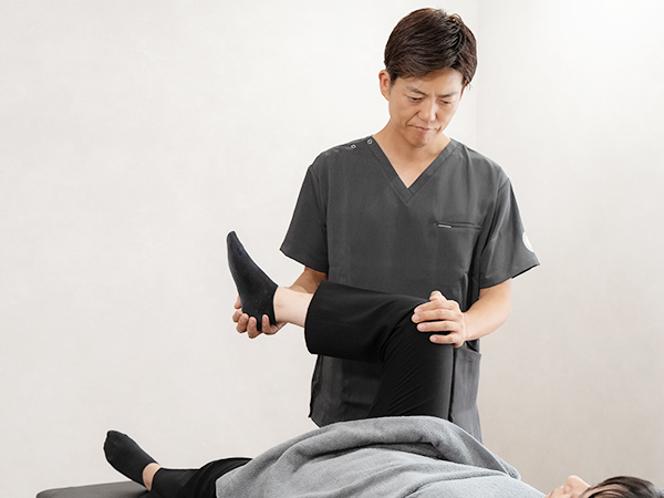 福岡市西区姪浜のアーク鍼灸整骨院では骨盤矯正と筋膜リリースで痛みの改善を図ります。
