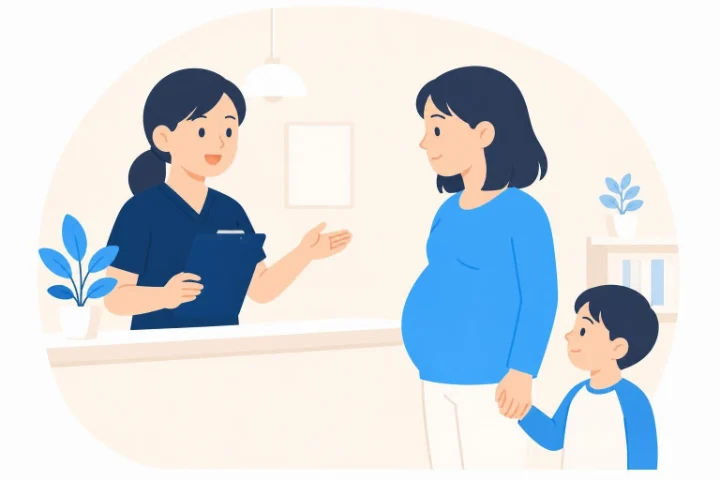整骨院の受付でスタッフに相談する妊娠中の女性と子どものイラスト